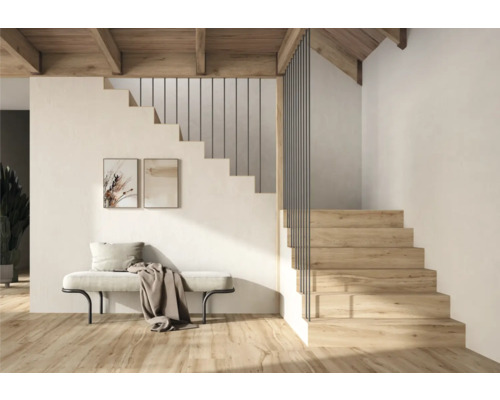 Cameră luminoasă cu scară din lemn, bancă și picturi murale