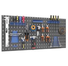 Panou de scule cu scule precum șurubelnițe, clești și chei