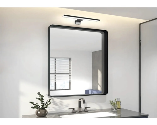 Baie modernă cu oglindă, chiuvetă și lampă