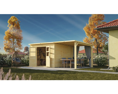 Cabină de grădină din lemn cu ușă deschisă și copertină laterală cu perdele, masă și scaune în grădină.