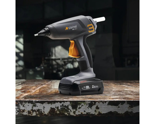 Pistol de lipit cu acumulator Steinel cu acumulator Bosch pe un banc de lucru