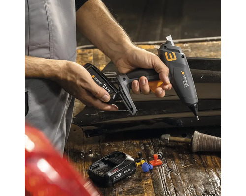 Persoană introduce o baterie Steinel de 2,5 Ah într-un pistol de lipit Steinel