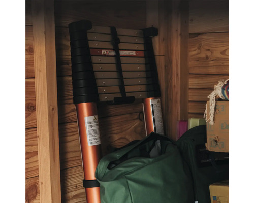 Scară telescopică pliată în spațiul de depozitare