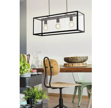 Lampa suspendată cu trei becuri într-un cadru dreptunghiular deasupra unei mese de sufragerie.
