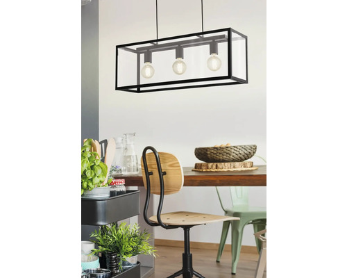 Lampa suspendată cu trei becuri într-un cadru dreptunghiular deasupra unei mese de sufragerie.