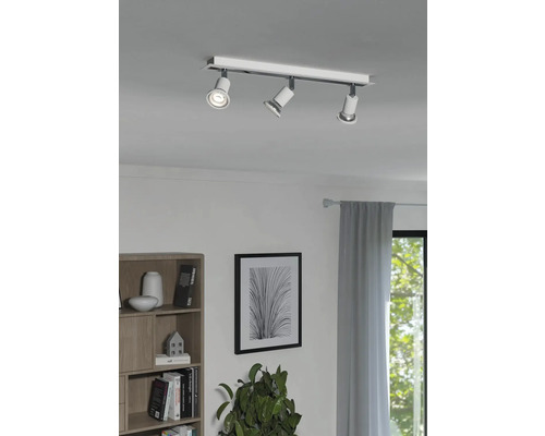 Lumină de tavan cu trei spoturi în sufragerie