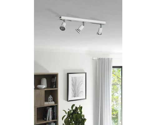 Lumină de tavan cu trei spoturi în camera de zi.