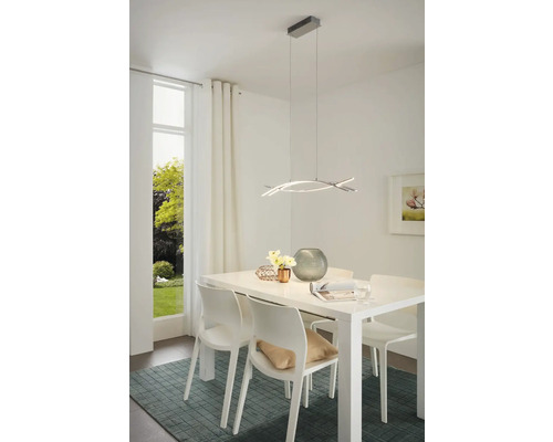 Sufragerie cu masă, scaune și lampă suspendată modernă