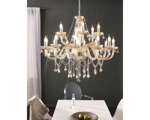 Candelabru de cristal deasupra mesei în interior