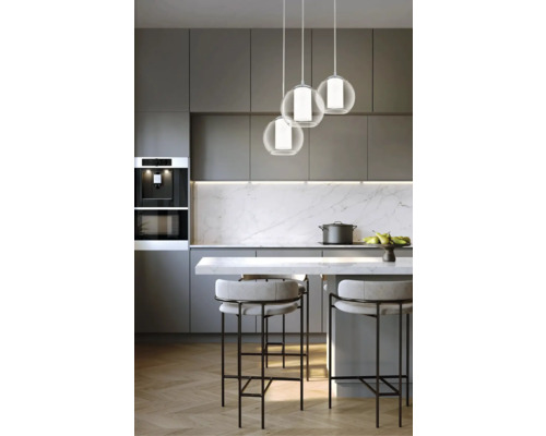 Bucătărie modernă cu lămpi suspendate, dulapuri de bucătărie și scaune de bar.