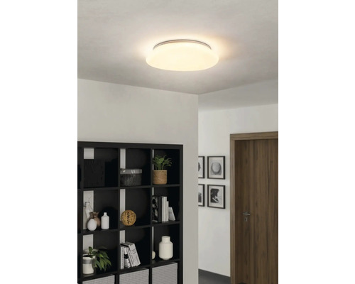 Lumină de plafon în cameră cu raft