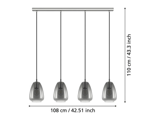 Lumină suspendată cu patru abajururi și dimensiunile 110 x 108 cm.