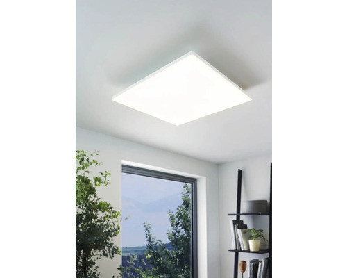 Plafonieră pătrată în cameră.