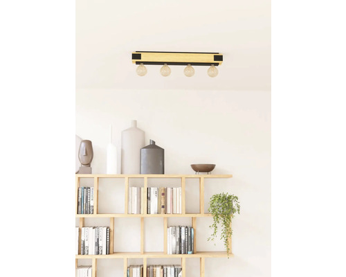 Lumină de plafon cu patru becuri deasupra unei biblioteci