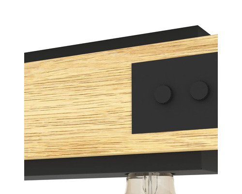 Prim-plan cu o lampă de tavan din lemn cu elemente metalice