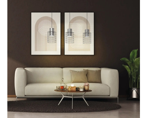 Living cu canapea, măsuță de cafea, plantă de apartament, lămpi suspendate și imagini înrămate pe perete