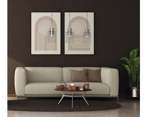 Cameră de zi cu canapea, măsuță de cafea, plantă de apartament și picturi murale