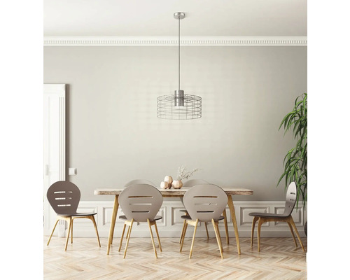 Sufragerie cu masă din lemn, scaune și o lampă suspendată din plasă de sârmă