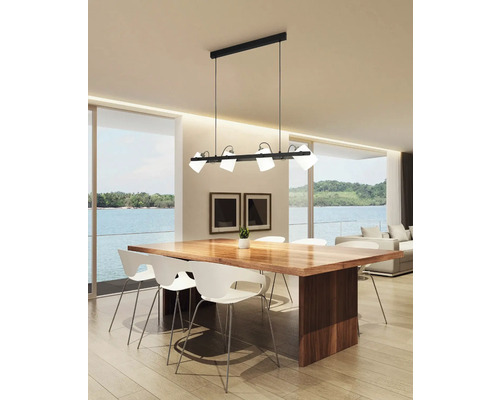 Sufragerie cu masă din lemn, scaune albe și o lustră neagră cu mai multe abajururi.