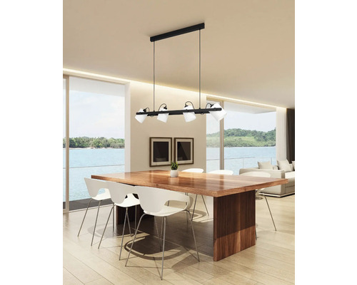 Sufragerie cu masă, scaune și lampă suspendată cu mai multe becuri