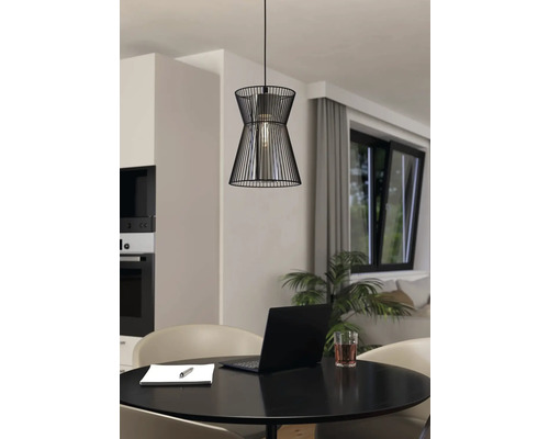 Lampa suspendată metalică deasupra unei mese cu laptop și blocnotes