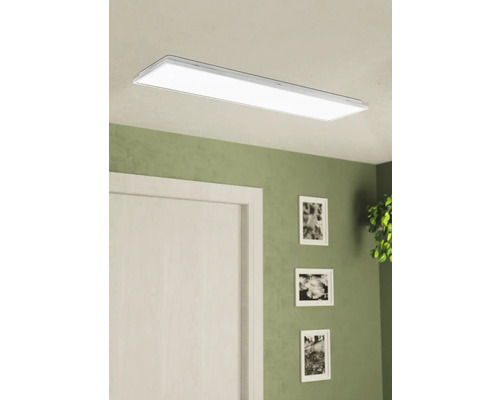 Plafonieră dreptunghiulară într-o cameră luminoasă