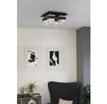 Lumină de tavan cu elemente de cristal în camera de zi
