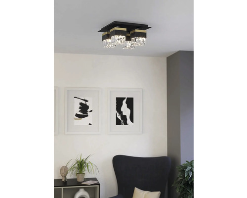 Lumină de tavan cu elemente de cristal în camera de zi