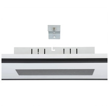 Prim-plan al unui corp de iluminat cu LED cu accesorii de montaj