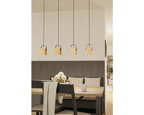 Patru lămpi suspendate din lemn atârnă deasupra unei mese și iluminează camera.