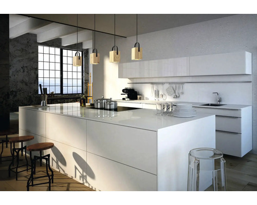 Bucătărie luminoasă cu insulă, scaune și ustensile de bucătărie