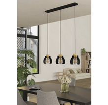 Lampa suspendată cu trei lumini deasupra unei mese de sufragerie într-o cameră luminoasă.