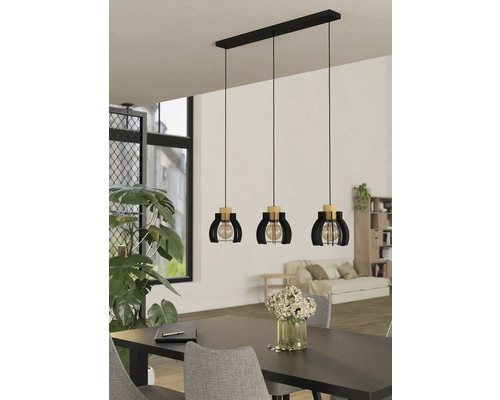 Lampa suspendată cu trei lumini deasupra unei mese de sufragerie într-o cameră luminoasă.