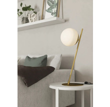 Lampă de masă decorativă cu abajur sferic pe o măsuță laterală