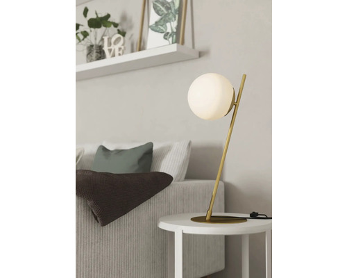Lampă de masă decorativă cu abajur sferic pe o măsuță laterală