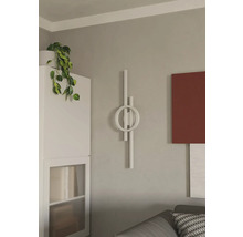 Cameră de zi cu lampă de perete decorativă și plantă de interior pe un dulap alb