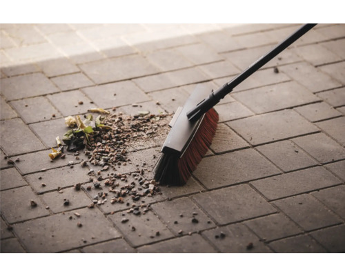 Perie mătură murdăria de pe pavaj