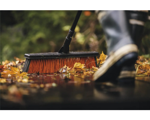 Mătură adunând frunze afară