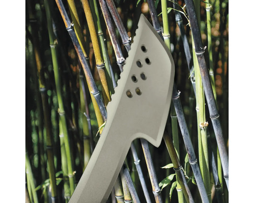 Topor cu lamă zimțată pe fundal de bambus