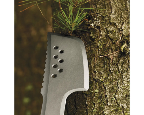 Prim-plan cu o macetă sprijinită de un copac, unealtă pentru lucrări de grădinărit