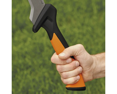 Prim-plan cu o mână care ține un topor cu mâner din plastic