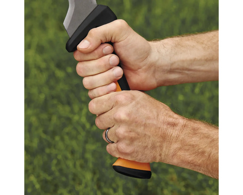 Prim-plan cu o persoană care ține un topor