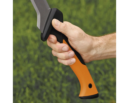 Prim-plan cu mână care ține securea