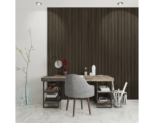 Cameră de lucru cu birou, scaun și panouri din lemn