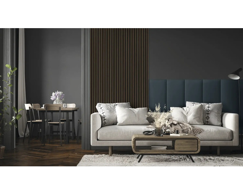 Cameră de zi cu canapea, măsuță de cafea, zonă de luat masa și panouri de perete