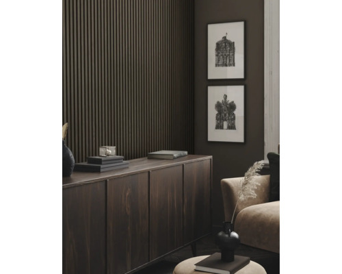 Cameră de zi cu lambriuri din lemn, bufet și două imagini înrămate.