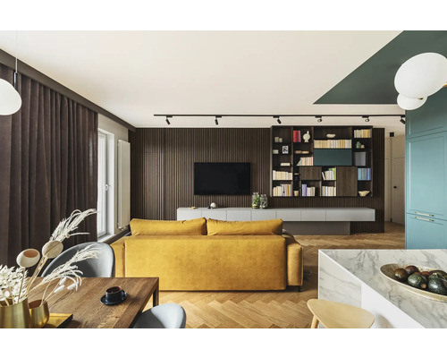 Cameră de zi cu canapea galbenă, perete din lemn și bibliotecă