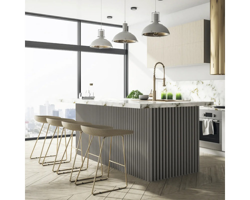 Bucătărie modernă cu insulă de bucătărie, scaune de bar și iluminat.
