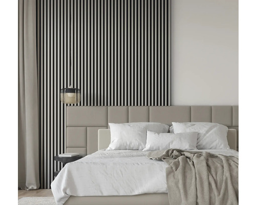 Dormitor luminos cu pat, noptieră și lambriu vertical