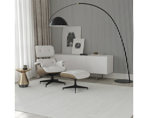 Cameră de zi cu fotoliu, taburet, lampadar și comodă